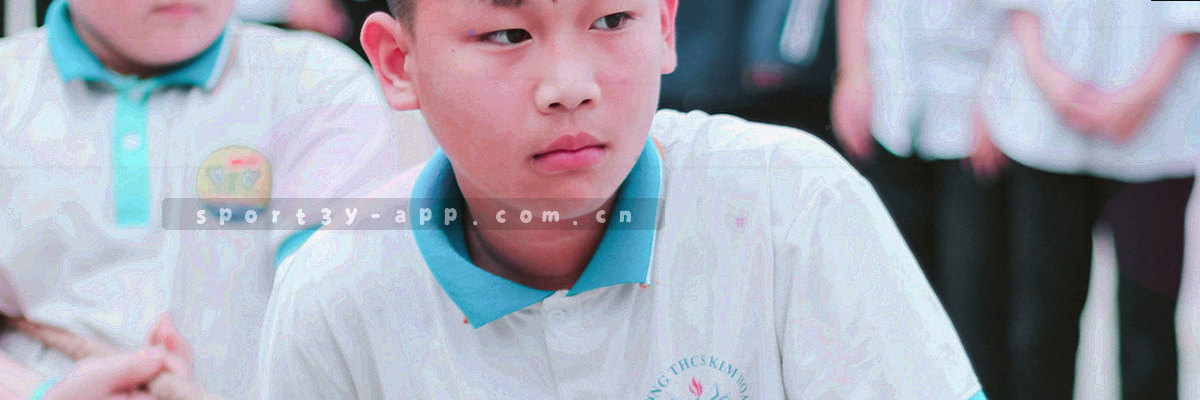 八面代表不同联赛的旗帜并肩排列，下方连接着统一的数据终端图标